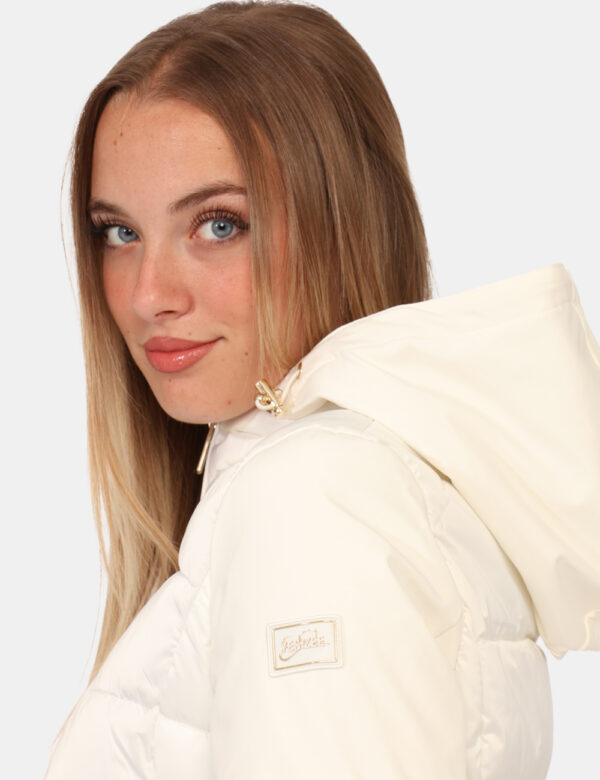 Piumino Yes Zee Bianco - Piumino con cappuccio in total bianco avorio, con tasche a taglio trasversale e dettagli dorati. La