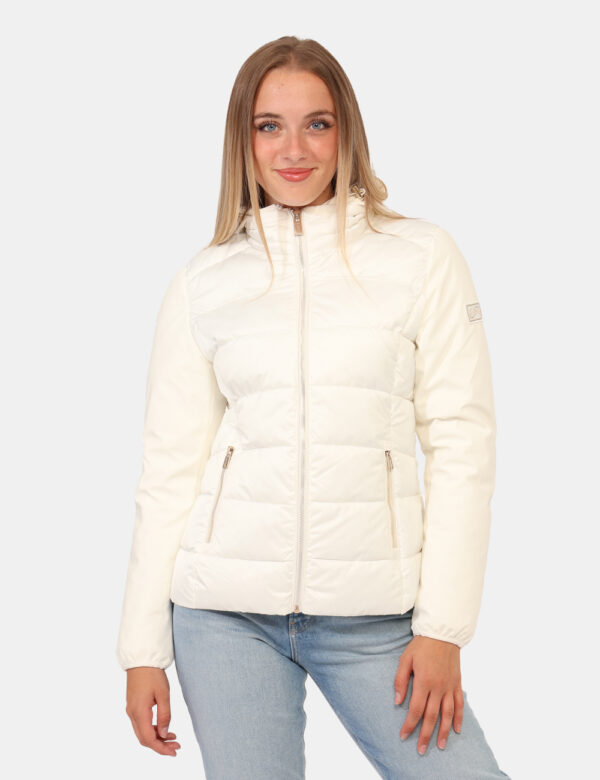 Piumino Yes Zee Bianco - Piumino con cappuccio in total bianco avorio, con tasche a taglio trasversale e dettagli dorati. La