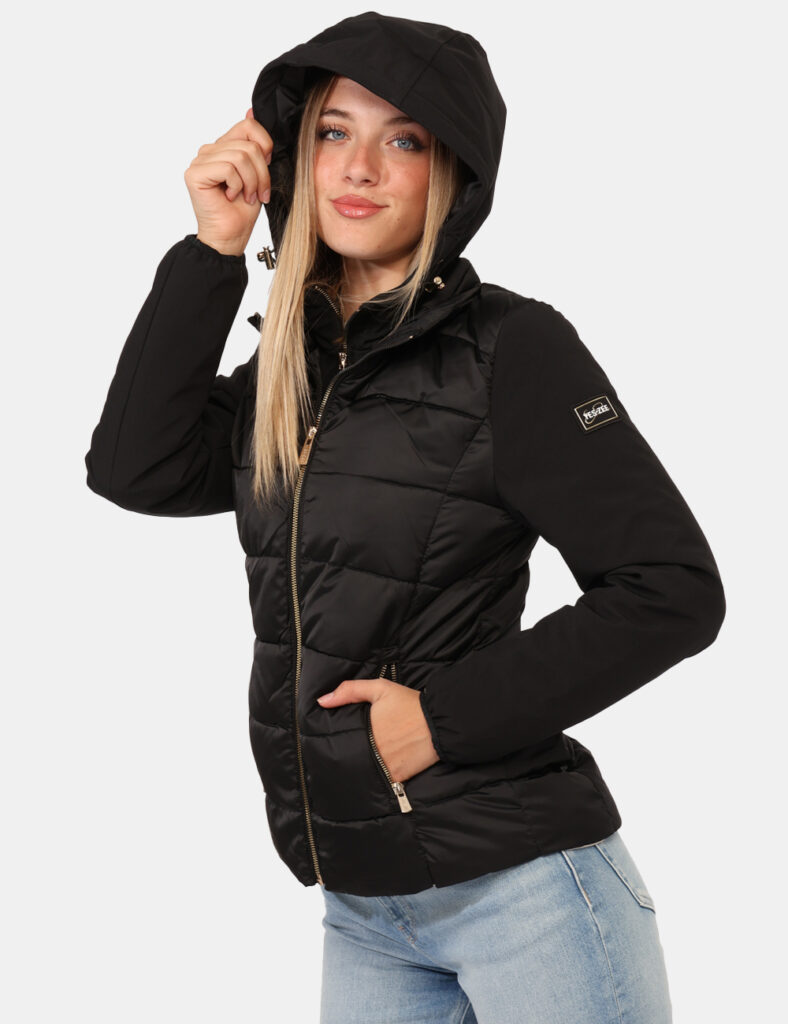 Piumino Yes Zee Nero - Piumino con cappuccio in total nero, con tasche a taglio trasversale e dettagli dorati. La vestibilit