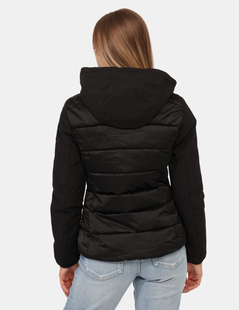 Piumino Yes Zee Nero - Piumino con cappuccio in total nero, con tasche a taglio trasversale e dettagli dorati. La vestibilit