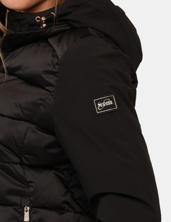 Piumino Yes Zee Nero - Piumino con cappuccio in total nero, con tasche a taglio trasversale e dettagli dorati. La vestibilit