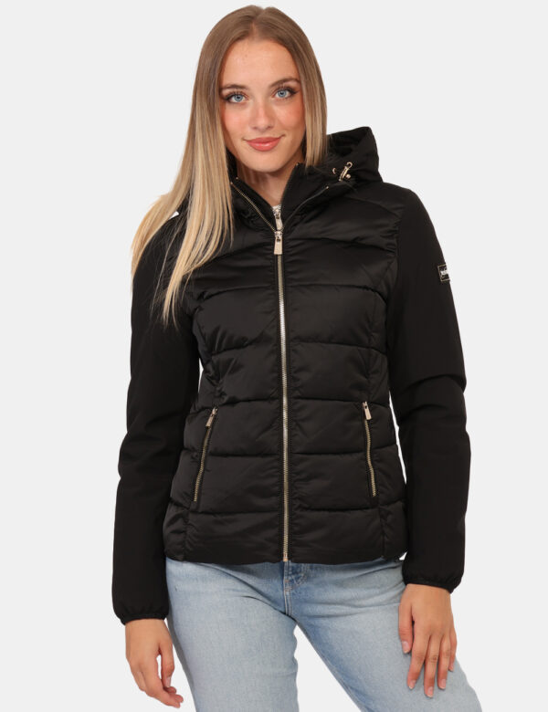 Piumino Yes Zee Nero - Piumino con cappuccio in total nero, con tasche a taglio trasversale e dettagli dorati. La vestibilit