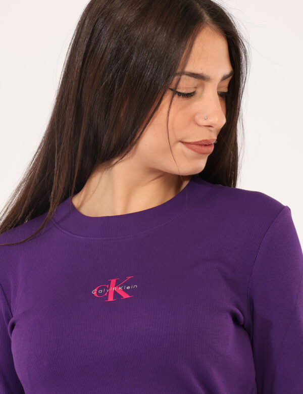 T-shirt Calvin Klein Viola - T-shirt a maniche lunghe, in total viola con stampa logo brand in fucsia. La vestibilità è morb