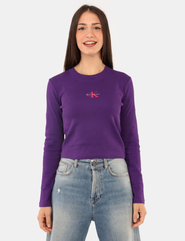 T-shirt Calvin Klein Viola - T-shirt a maniche lunghe, in total viola con stampa logo brand in fucsia. La vestibilità è morb