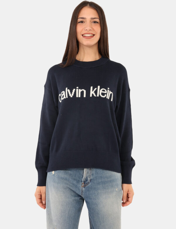 Maglione Calvin Klein Blu - Maglione classico in total blu con stampa in trama logo brand. La vestibilità è morbida e regola