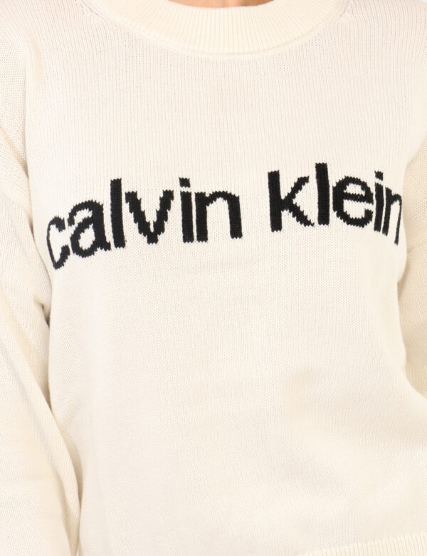 Maglione Calvin Klein Bianco - Maglione classico in total bianco con stampa in trama logo brand. La vestibilità è morbida e