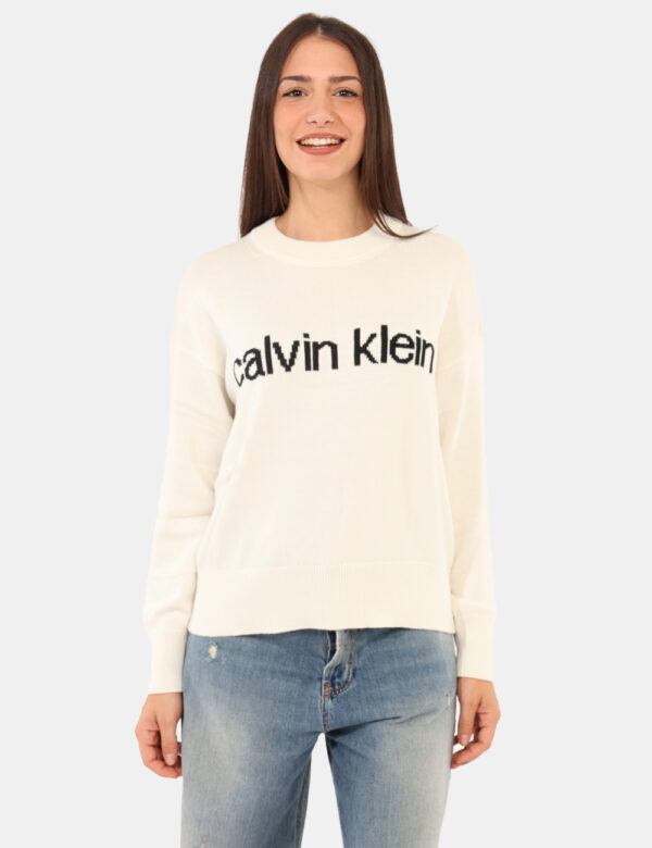 Maglione Calvin Klein Bianco - Maglione classico in total bianco con stampa in trama logo brand. La vestibilità è morbida e