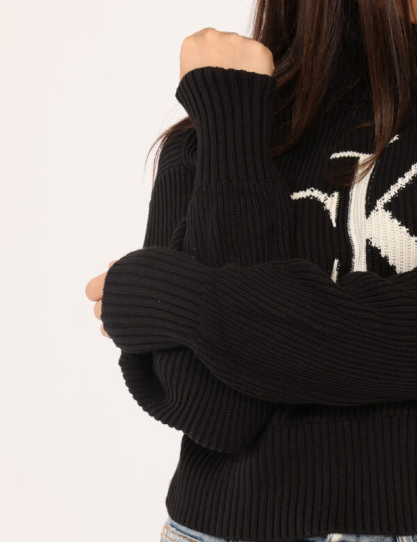 Maglione Calvin Klein Nero - Maglione classico in total nero con stampa in trama logo brand. La vestibilità è morbida e rego