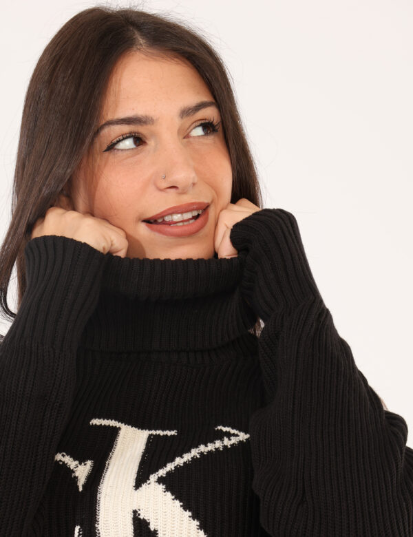 Maglione Calvin Klein Nero - Maglione classico in total nero con stampa in trama logo brand. La vestibilità è morbida e rego