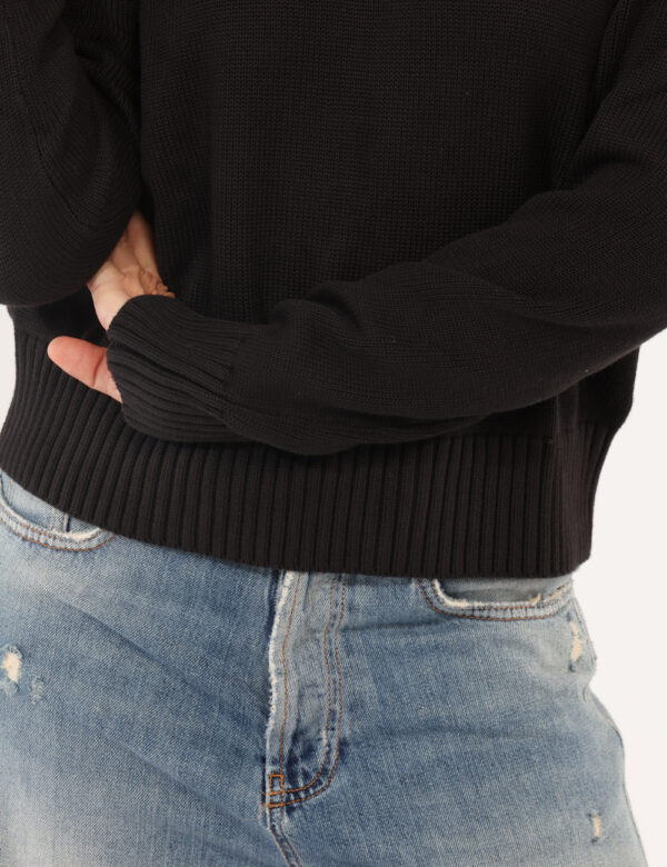 Maglione Calvin Klein Nero - Maglione classico in total nero con stampa in trama logo brand. La vestibilità è morbida e rego
