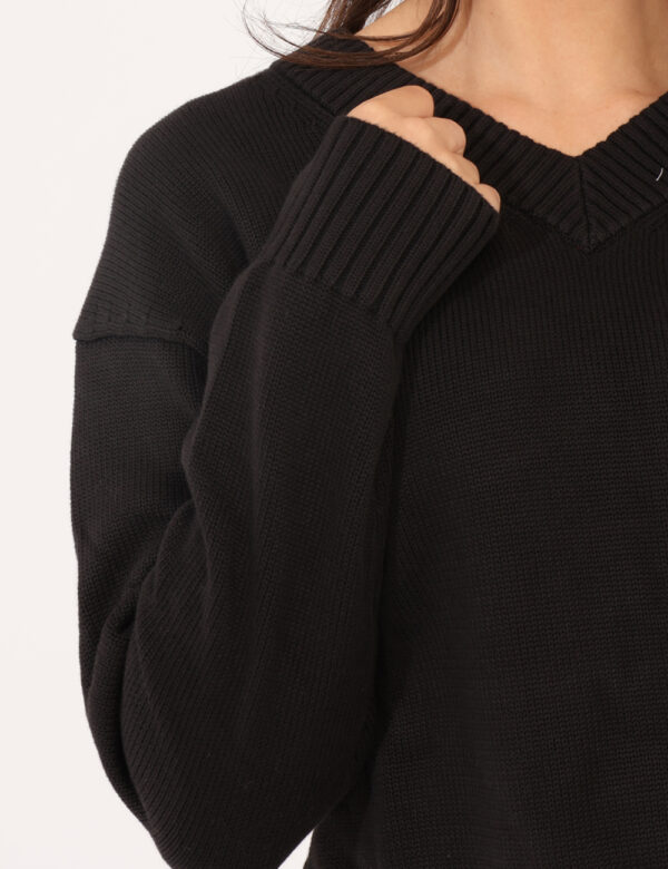 Maglione Calvin Klein Nero - Maglione classico in total nero con stampa in trama logo brand. La vestibilità è morbida e rego