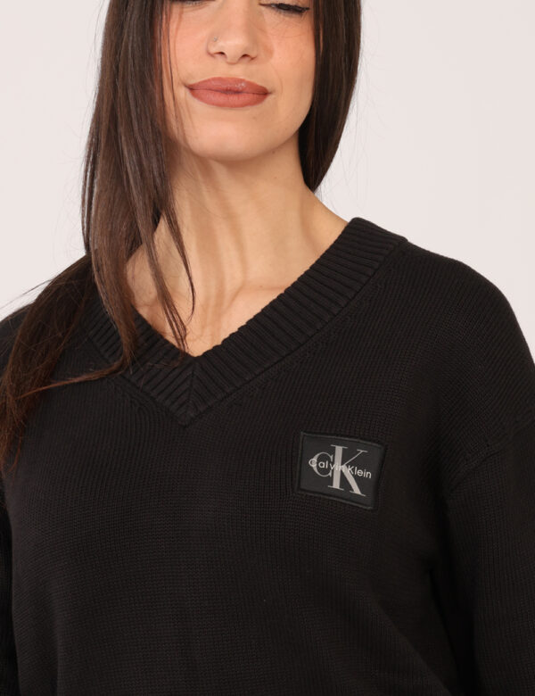Maglione Calvin Klein Nero - Maglione classico in total nero con stampa in trama logo brand. La vestibilità è morbida e rego
