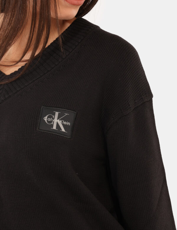 Maglione Calvin Klein Nero - Maglione classico in total nero con stampa in trama logo brand. La vestibilità è morbida e rego