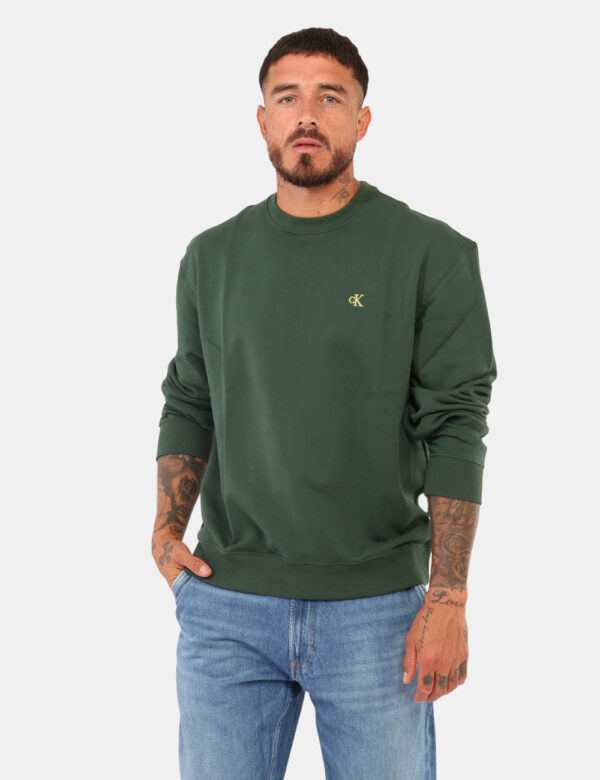 Felpa Calvin Klein Verde - Felpa classica, garzata, in total verde con girocollo e polsini. La vestibilità è morbida e regol