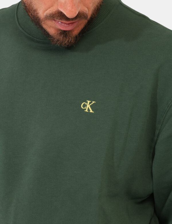 Felpa Calvin Klein Verde - Felpa classica, garzata, in total verde con girocollo e polsini. La vestibilità è morbida e regol