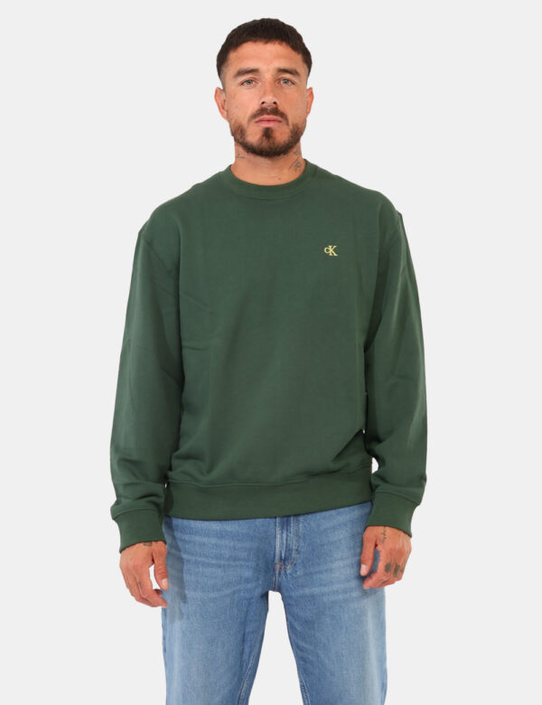 Felpa Calvin Klein Verde - Felpa classica, garzata, in total verde con girocollo e polsini. La vestibilità è morbida e regol