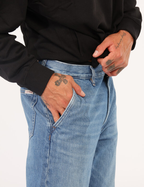Jeans Calvin Klein Jeans - Jeans classico in total blu denim, con tasche sagomate sul fronte e tasche a toppa sul retro. La