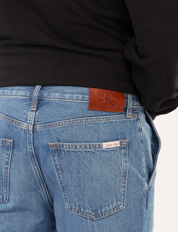 Jeans Calvin Klein Jeans - Jeans classico in total blu denim, con tasche sagomate sul fronte e tasche a toppa sul retro. La