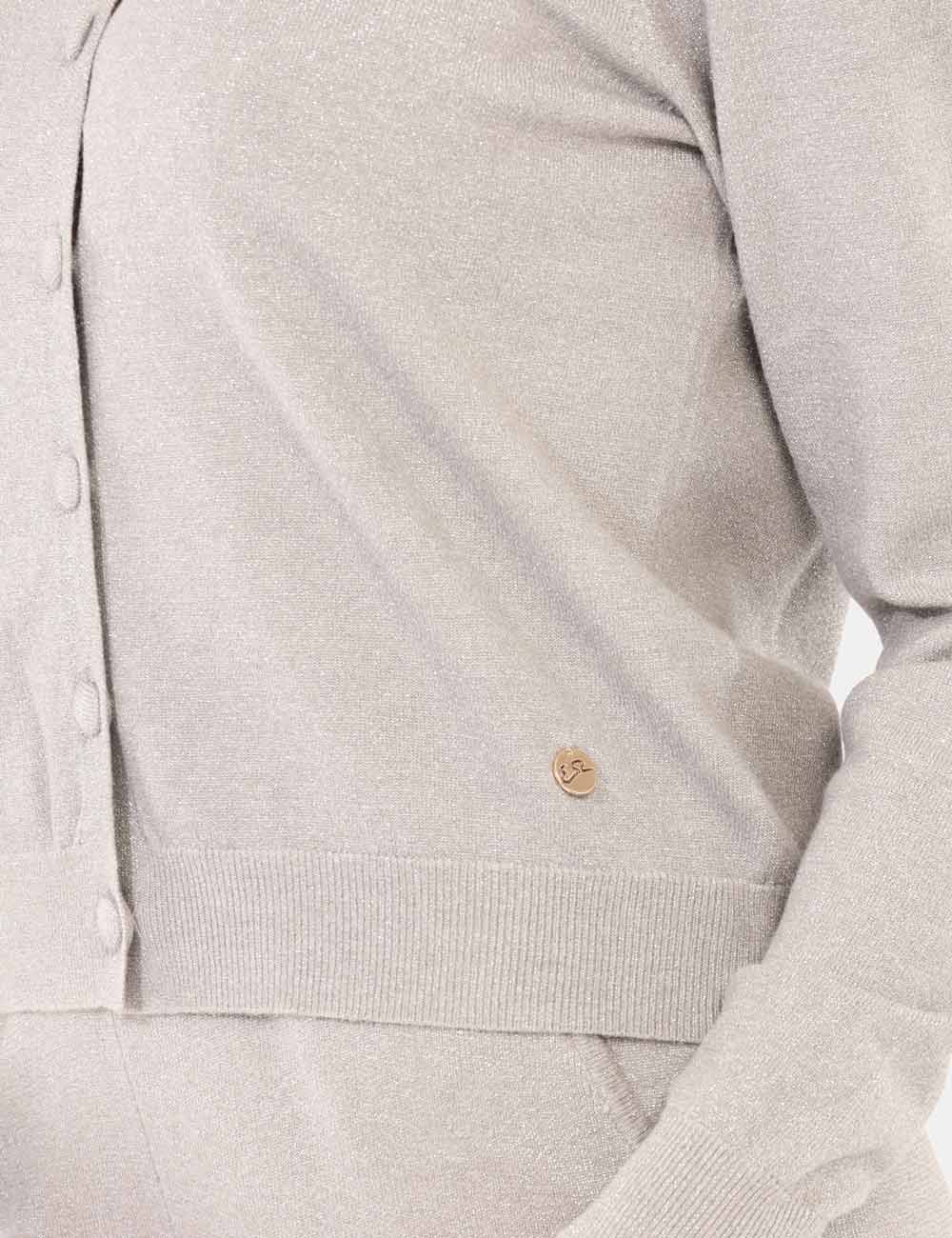 M001-BL00-OA_GRIGIO-PERLA_AI25_3 Maglione Yes Zee Argento - Maglione modello cardigan, in total argento con filo lurex. La vestibilità è morbida e pratica gr