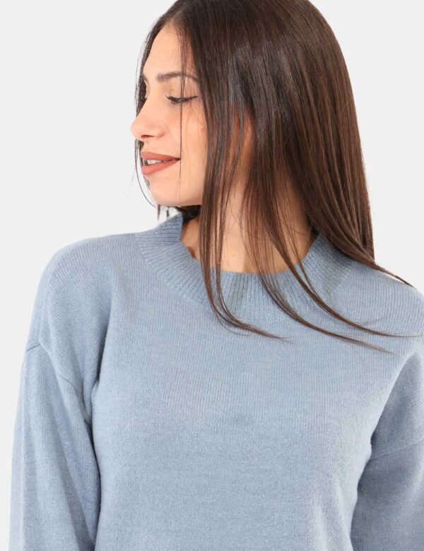 Maglione Yes Zee Azzurro - Maglione accollato, in total azzurro con filo lurex e polsini. La vestibilità è morbida e regolar