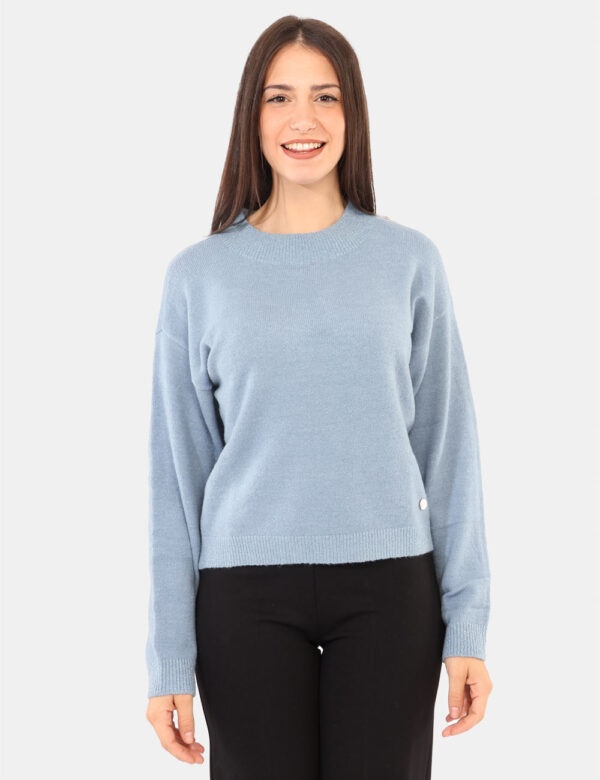 Maglione Yes Zee Azzurro - Maglione accollato, in total azzurro con filo lurex e polsini. La vestibilità è morbida e regolar