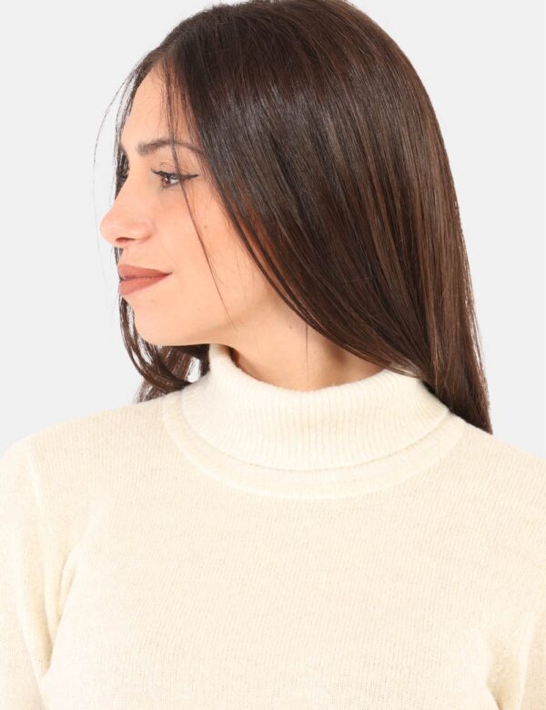 Maglione Yes Zee Bianco - Maglione invernale con collo alto, in total bianco panna con filo lurex dorato. La vestibilità è m