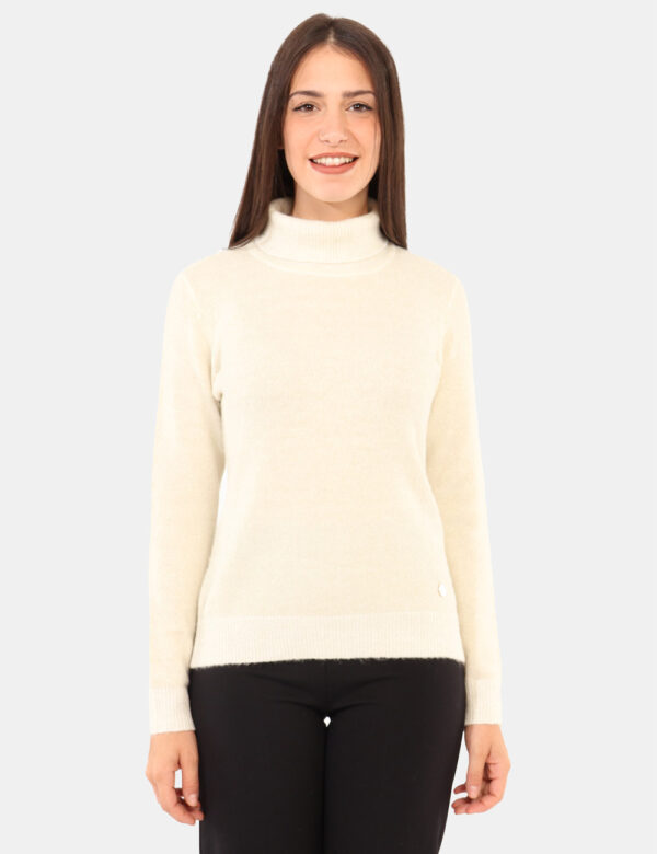 Maglione Yes Zee Bianco - Maglione invernale con collo alto, in total bianco panna con filo lurex dorato. La vestibilità è m