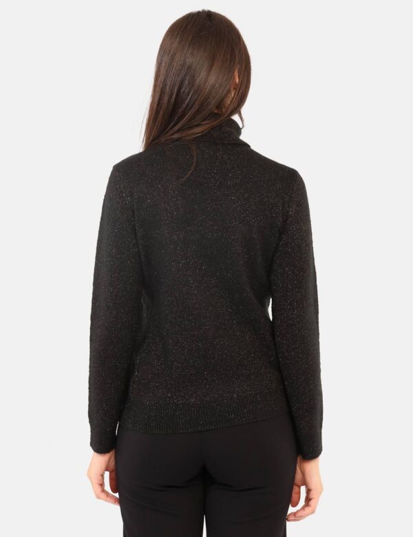 Maglione Yes Zee Nero - Maglione invernale con collo alto, in total nero con filo lurex dorato. La vestibilità è morbida e e