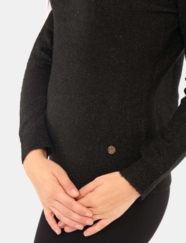 Maglione Yes Zee Nero - Maglione invernale con collo alto, in total nero con filo lurex dorato. La vestibilità è morbida e e