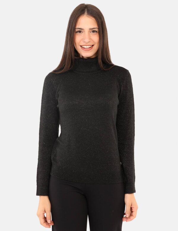 Maglione Yes Zee Nero - Maglione invernale con collo alto, in total nero con filo lurex dorato. La vestibilità è morbida e e
