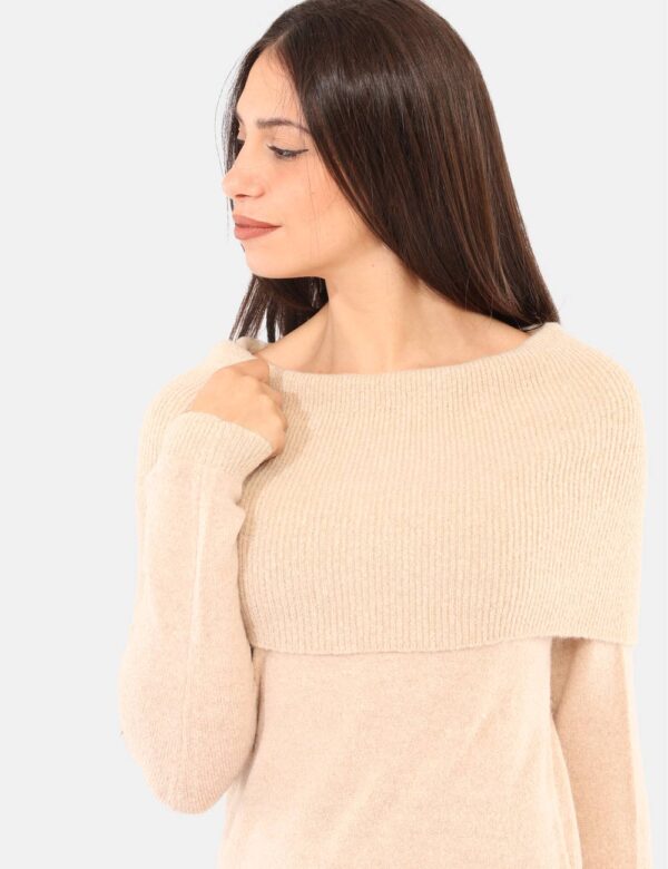 Maglione Yes Zee Beige - Maglione in total beige, con filo lurex dorato e collo alto ampio. La vestibilità è morbida e regol