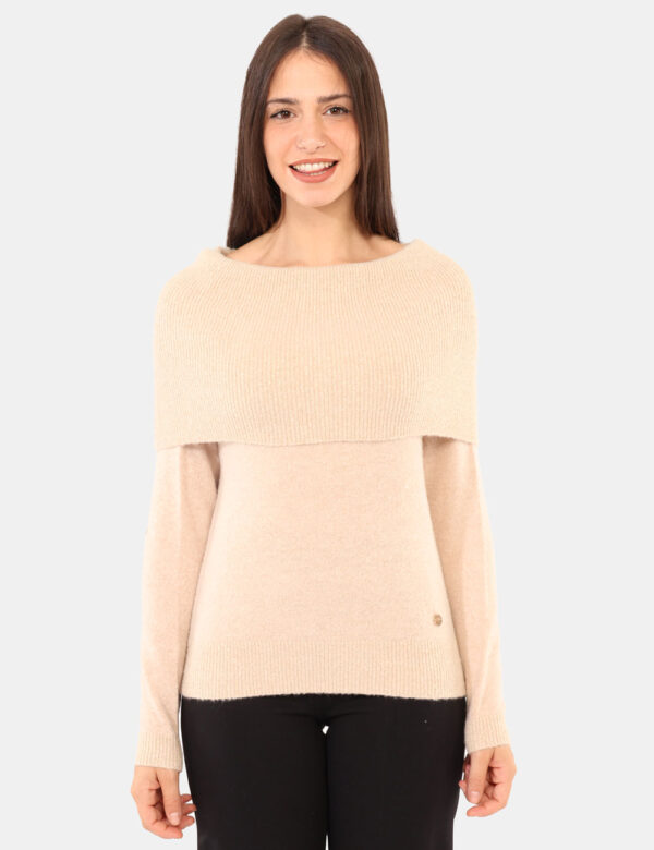 Maglione Yes Zee Beige - Maglione in total beige, con filo lurex dorato e collo alto ampio. La vestibilità è morbida e regol