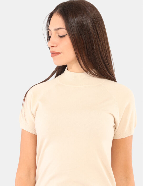 Maglia Yes Zee Beige - Maglia invernale a maniche corte, in total bianco e con collo alto. La vestibilità è morbida e e rego