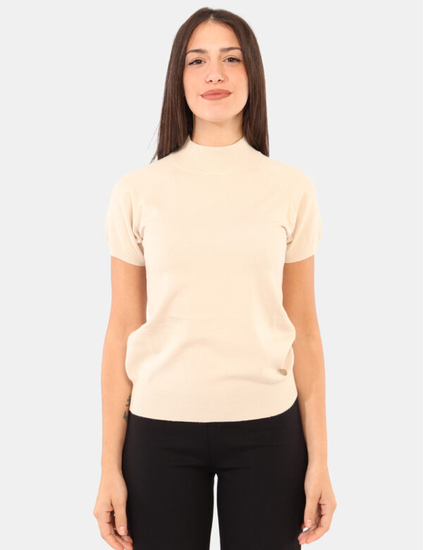 Maglia Yes Zee Beige - Maglia invernale a maniche corte, in total bianco e con collo alto. La vestibilità è morbida e e rego