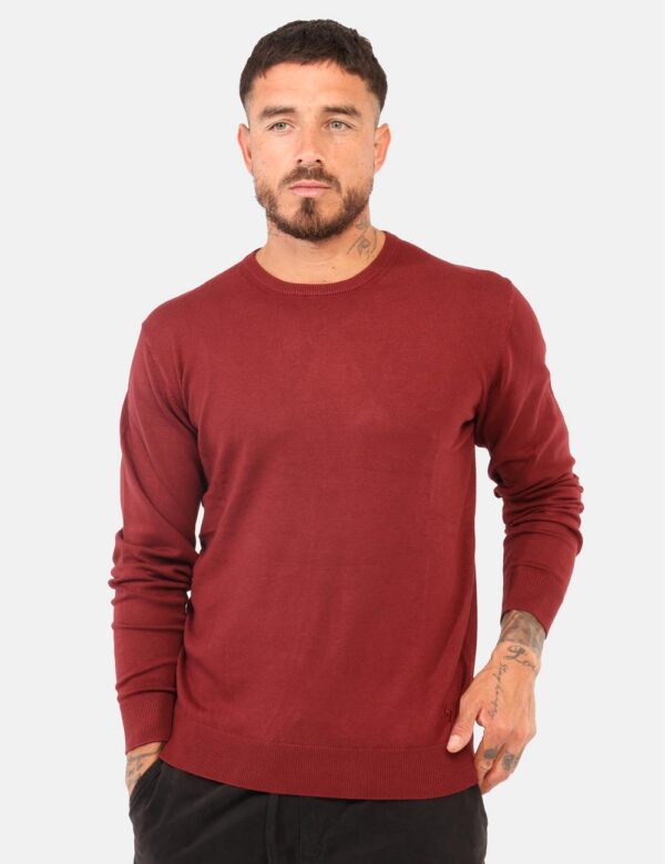 Maglione Yes Zee Marrone - Maglione in total marrone bruciato, con girocollo classico. La vestibilità è morbida e regolare.