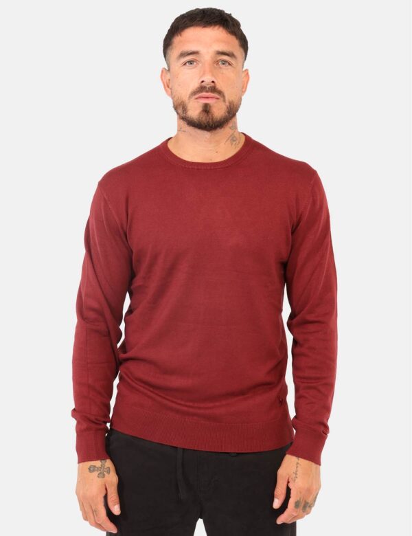 Maglione Yes Zee Marrone - Maglione in total marrone bruciato, con girocollo classico. La vestibilità è morbida e regolare.