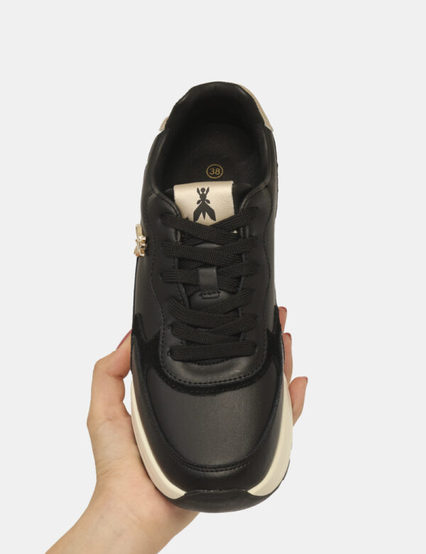Sneakers Patrizia Pepe Nero - Sneakers classiche, in total cuoio nero con inserti in scamosciato. L'indossatura è pratica e