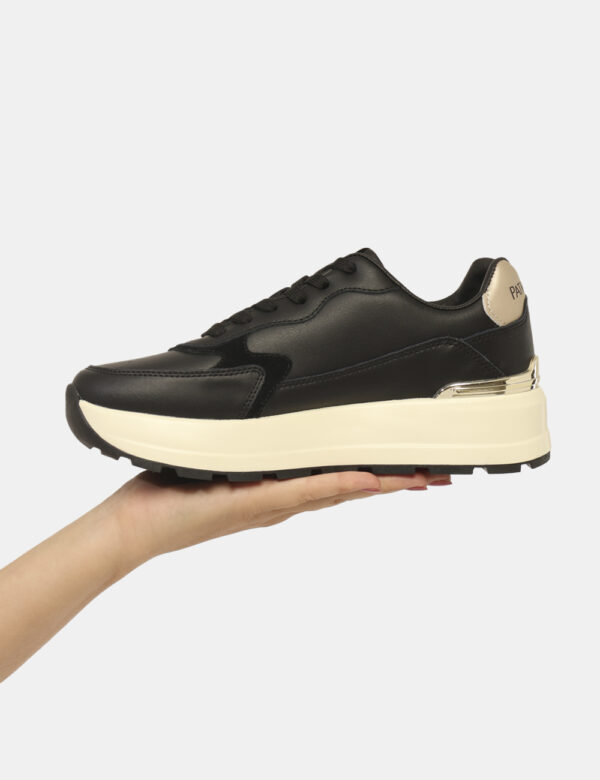 Sneakers Patrizia Pepe Nero - Sneakers classiche, in total cuoio nero con inserti in scamosciato. L'indossatura è pratica e