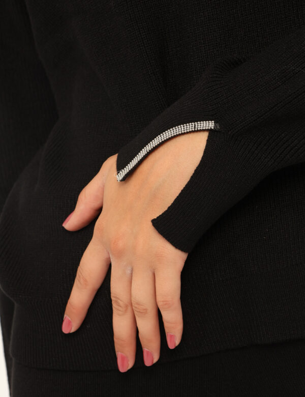Maglione Rue De Clerie Nero - Maglione con girocollo classico, in total nero. La vestibilità è morbida e regolare. Il capo è