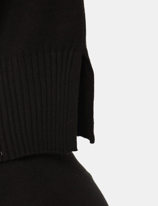 Maglione Rue De Clerie Nero - Maglione dolcevita in total nero. La vestibilità è morbida e regolare. Il maglione è adatto pe