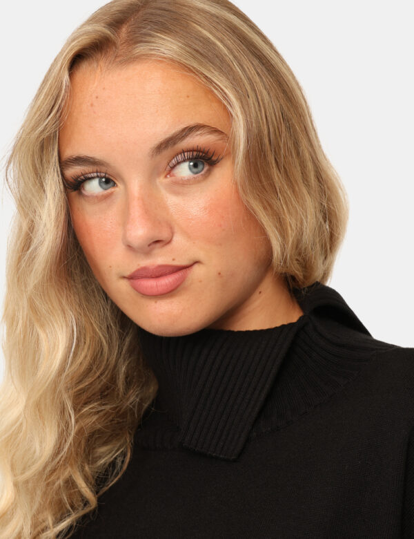 Maglione Rue De Clerie Nero - Maglione dolcevita in total nero. La vestibilità è morbida e regolare. Il maglione è adatto pe
