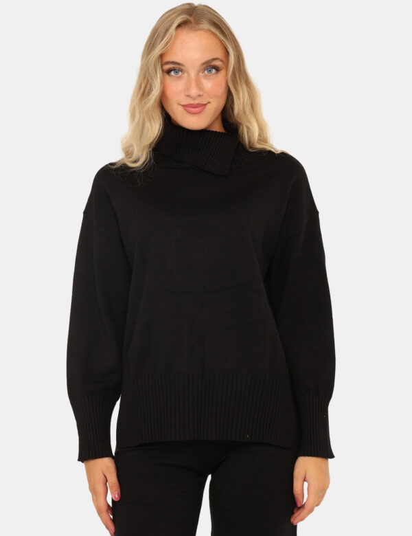 Maglione Rue De Clerie Nero - Maglione dolcevita in total nero. La vestibilità è morbida e regolare. Il maglione è adatto pe