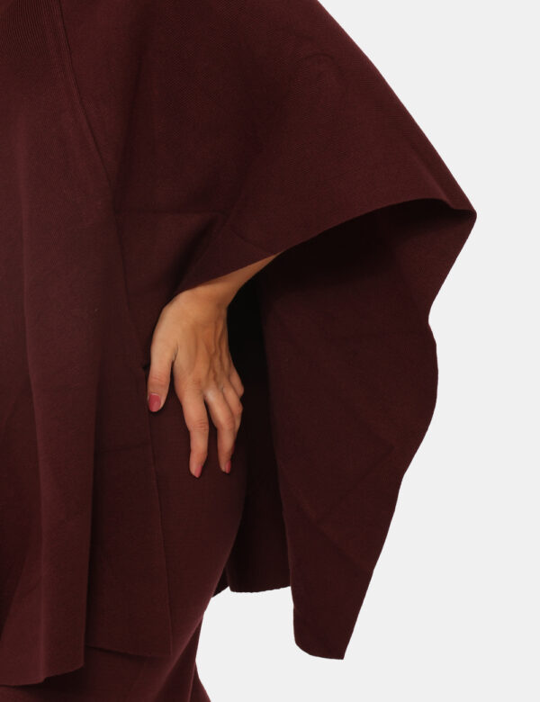 Poncho Rue De Clerie Bordeaux - Maglione modello poncho, in total bordeaux. La vestibilità è morbida e pratica. Il poncho è