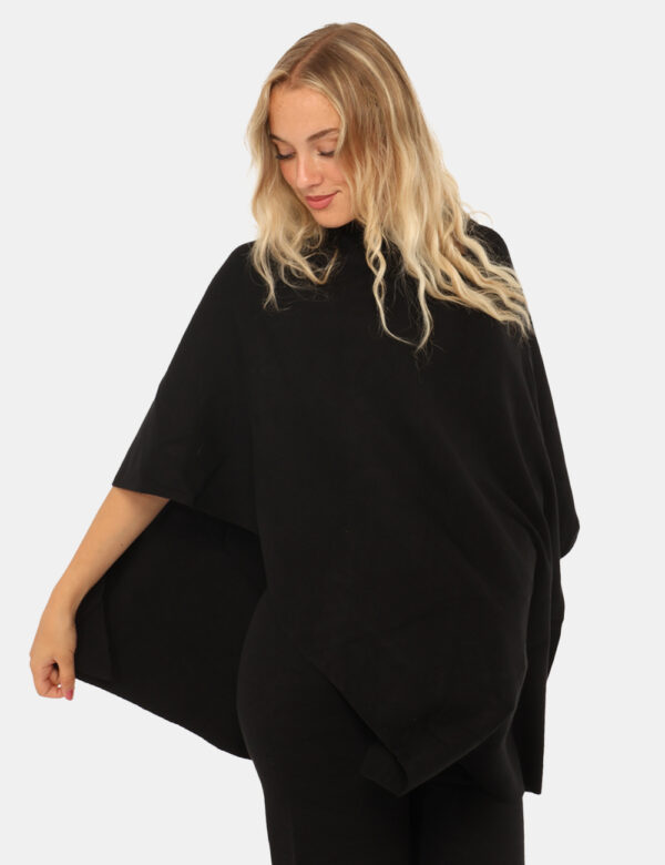 Poncho Rue De Clerie Nero - Maglione modello poncho, in total nero. La vestibilità è morbida e pratica. Il poncho è adatto p