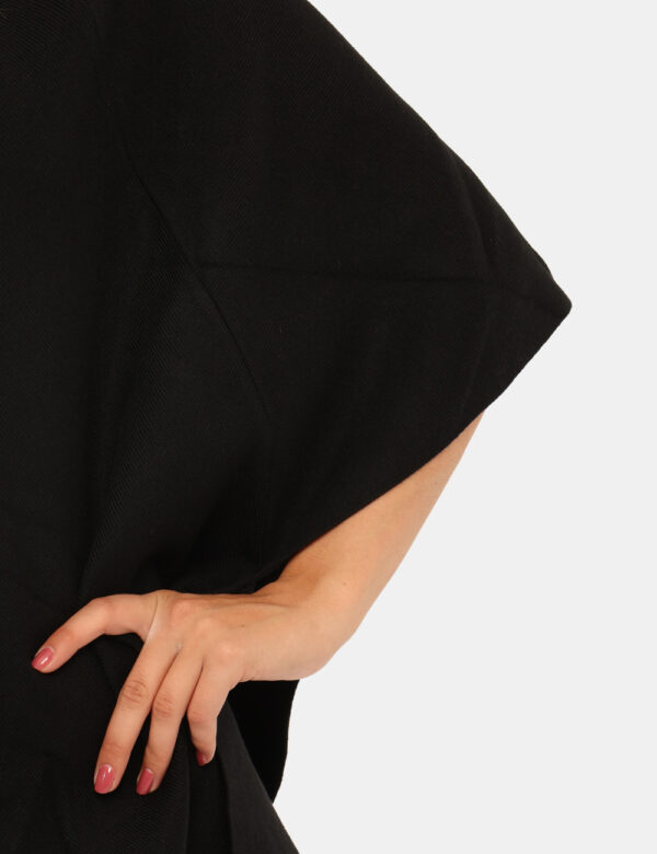 Poncho Rue De Clerie Nero - Maglione modello poncho, in total nero. La vestibilità è morbida e pratica. Il poncho è adatto p