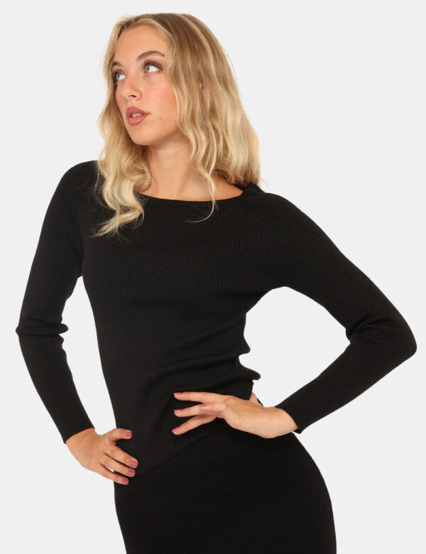 Maglione Rue De Clerie Nero - Maglione corto, in total nero con filo lurex e scollo a barchetta. La vestibilità è morbida e