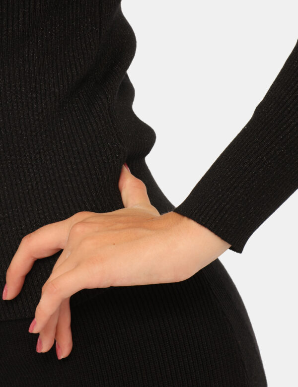 Maglione Rue De Clerie Nero - Maglione corto, in total nero con filo lurex e scollo a barchetta. La vestibilità è morbida e