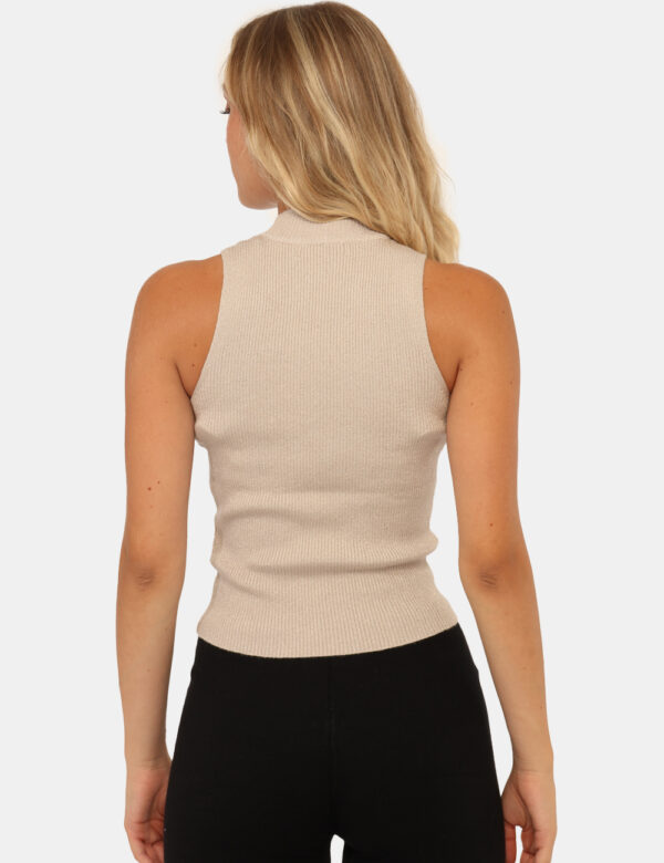 Gilet Rue De Clerie Beige - Maglioncino - Gilet in total beige con filo lurex. La vestibilità è morbida e regolare. Il capo