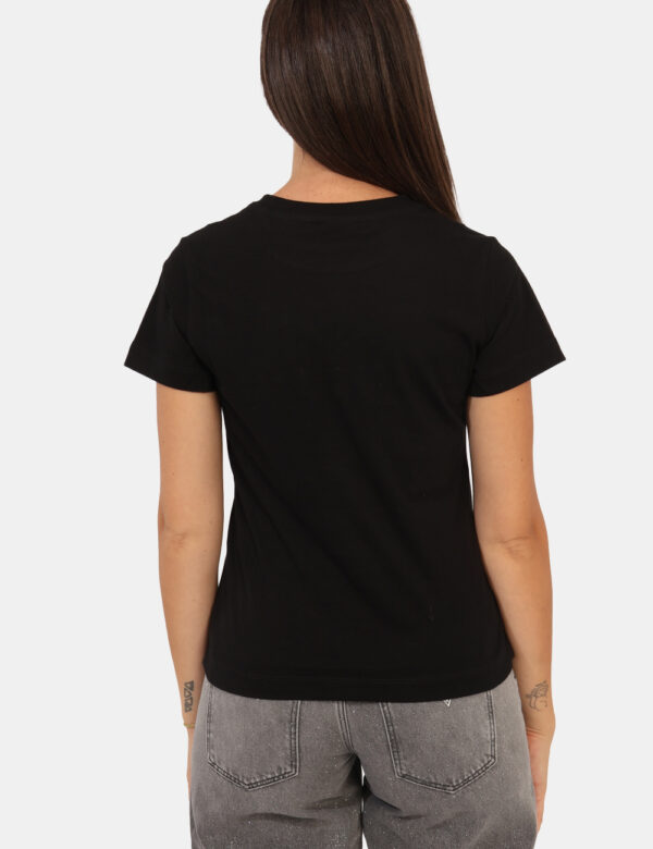 T-shirt Guess Nero - T-shirt classica su base nero con stampa logo brand in glitter argentati. La vestibilità è morbida e re