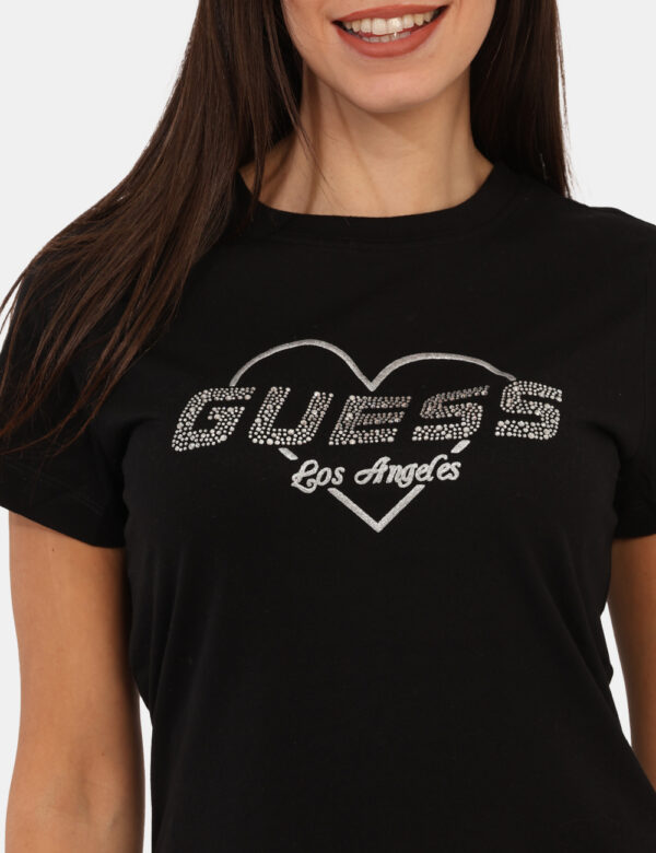 T-shirt Guess Nero - T-shirt classica su base nero con stampa logo brand in glitter argentati. La vestibilità è morbida e re